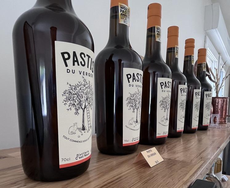 Les bouteilles du Pastis du verger s'alignent dans la boutique de la micro-distillerie, près de Caen. On y trouve aussi gin, vodka, cold brew, limoncello.