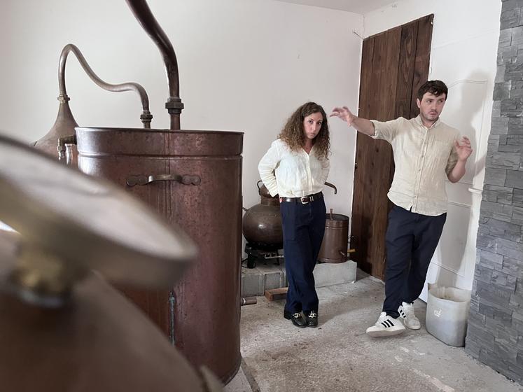 Julie Le Roux et Dave Granville devant les alambics de l'atelier de distillerie. Ils participent au Fêno du 16 au 18 octobre au parc des expositions à Caen.