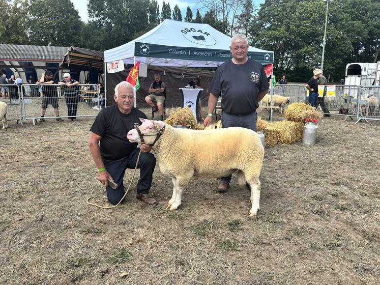Loris Vallée a attribué le titre de champion à l'animal Issu de chez Jacques Bihel de Gourbesville.