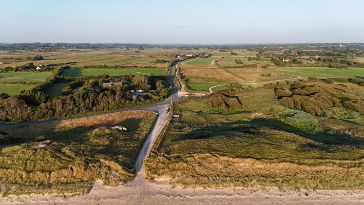 La plage et le cordon dunaire très végétalisé, à Andouville-la-Hubert (Utah Beach), puis le marais. Dans le Calvados, la situation est similaire à Juno Beach avec les marais de Graye-sur-Mer.