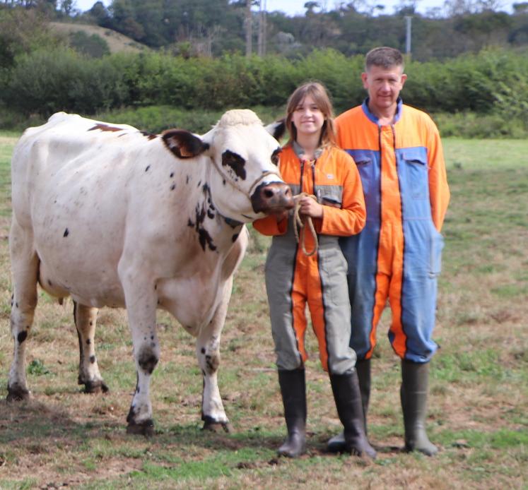 Perrine, Rose, Lisette et Sylvain (de gauche à droite), entourés d'Owen et Snobinette, se préparent activement pour le concours départemental de la race Normande qui se tiendra à Vachement Caen, dimanche 6 septembre. Un événement familial qu'ils affectionnent en tant qu'adhérents au syndicat départemental : "C'est de la bonne entente où tout le monde peut apprendre de tout le monde."
