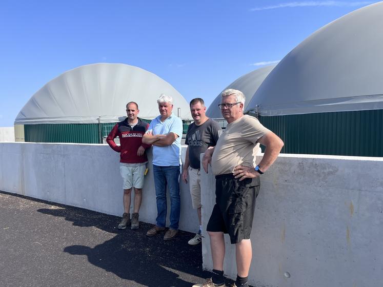 De gauche à droite : Thibault Ledard, responsable du site du méthaniseur de Nécy, et trois des associés, Frédéric Foucher, Vincent Meyer et Jean Lesieur.