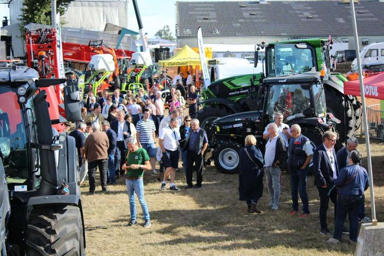 Le village agricole de la Foire Saint Macé à Saint-James a dû déménager et s'étend sur le champ à proximité de l'espace Le Conquérant.