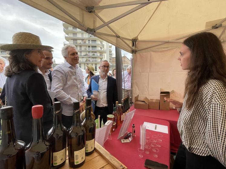 L'ancien maire Joël Bruneau est aussi fidèle au rendez-vous, comme ici sur le stand du Domaine de la Flaguerie.