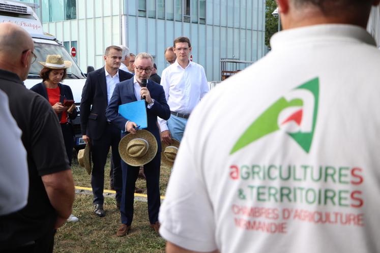 Le préfet du Calvados, David Clavière, a assisté à son premier Vachement Caen. Curieux, il a posé de nombreuses questions aux producteurs. "L'agriculture change, il faut l'aider", a-t-il martelé.