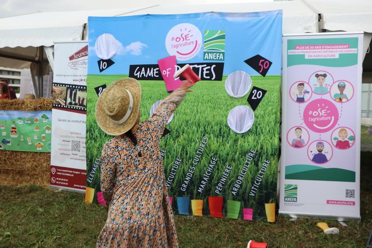 Sur le stand de l'Anefa, lancer de bottes en caoutchouc pour les plus jeunes. Un prétexte pour faire venir les enfants, et les parents, sur les stands formation et emploi.