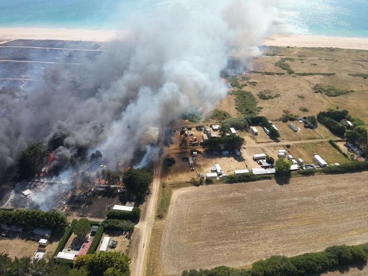 À Port-Bail-sur-Mer, 21 ha qui ont été ravagés par les flammes le 12 juillet. Plus de 80 sapeurs-pompiers ont été mobilisés et des agriculteurs.