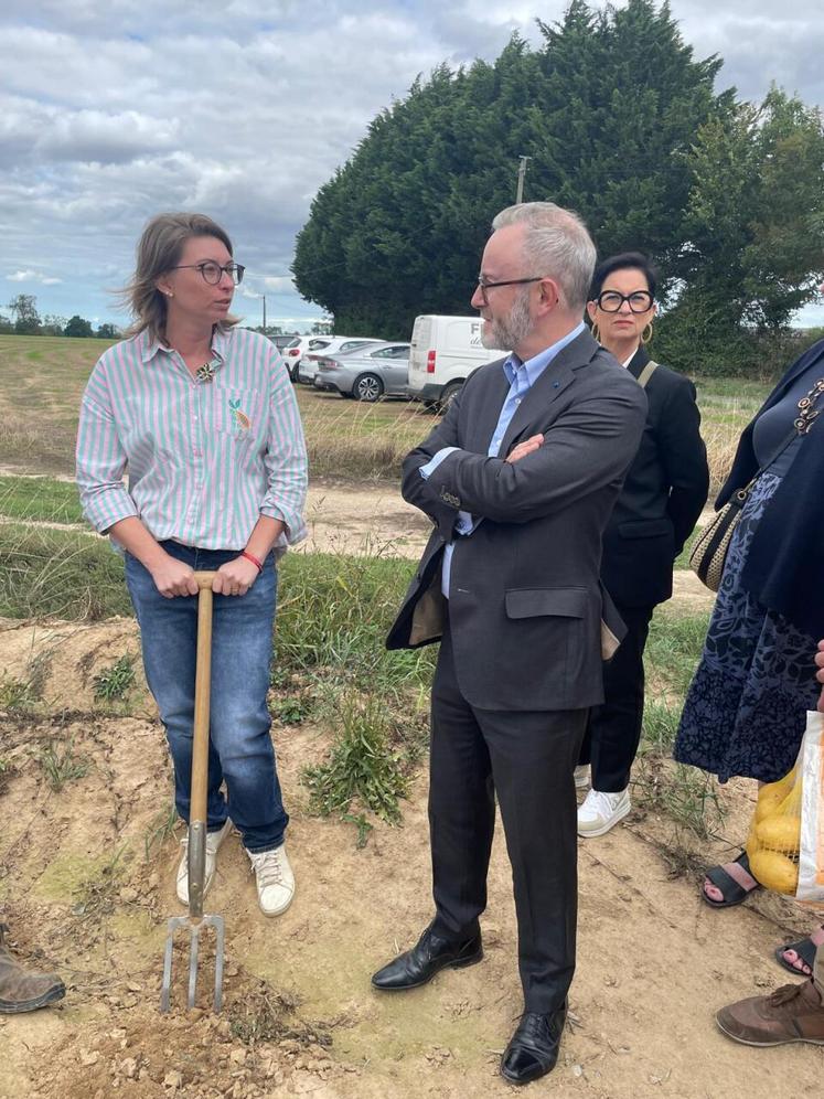 Amélie Legouix, cultivatrice à Bény-sur-Mer, expose les difficultés de la filière à David Clavière, préfet du Calvados.