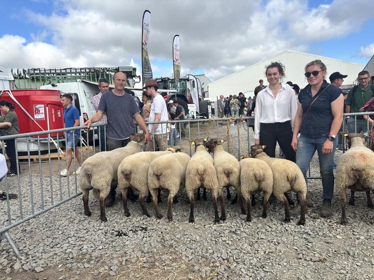 Le prix d'ensemble a été décerné par les juges, Laëtitia Charlot et Mélissa Mouchel, au Gaec du Long Aulnay de Sainte-Mère-Eglise.