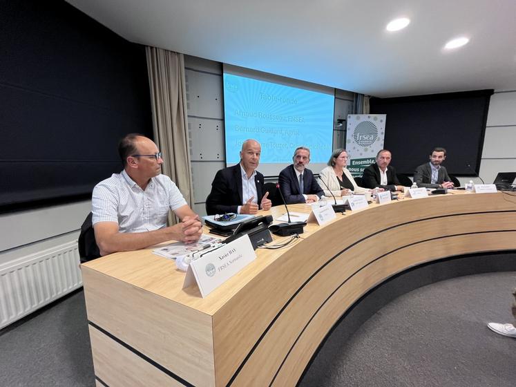 Arnaud Rousseau, Jean-Pierre Touzet, Anne-Maris Denis, Bernard Guillard ont débattu en public jeudi 3 septembre 2026 à Caen. Dans l'assistance, des responsables agricoles et quatre parlementaires : Pascal Allizard, sénateur du Calvados, le député caennais Joël Bruneau, la député de l'Orne Chantal Jourdan et la député du Havre Agnès Firmin-le Bodo.