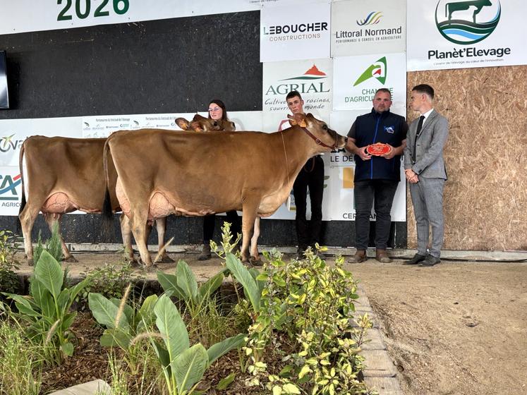 Le Gaec du gard de Breuville s'impose à Lessay en remportant le titre de grande championne et le duo d'élevage.