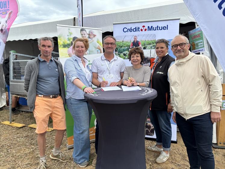 Michel Destouches, membre du CA du Crédit Mutuel (canton de La Haye-Pesnel), Emilie Jahu, responsable du marché agricole au Crédit Mutuel, Arnaud Martinet, président du Service de remplacement de la Manche, Sandrine Breton, administratrice de la Fédération du Crédit Mutuel, Emile Le Brun, responsable administrative du SR Manche, et Laurent Haguet, responsable départemental du Crédit Mutuel.