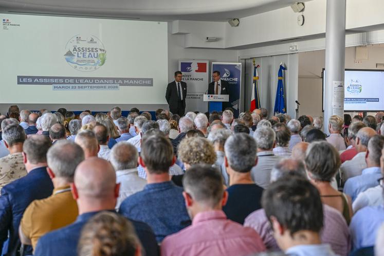 "Nous retrouver si nombreux aujourd'hui... je ne peux m'empêcher d'y voir la conséquence de cet été" a commenté le préfet de la Manche, en ouverture des Assises de l'eau. Elles avaient annoncées début janvier 2026.