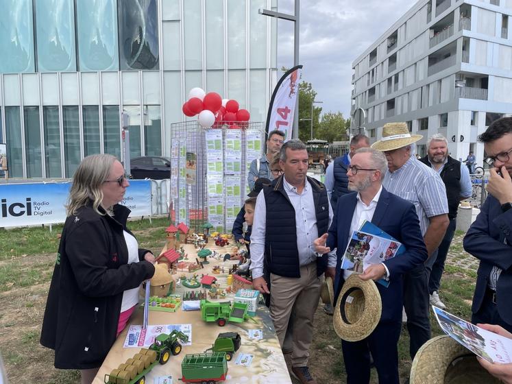 Le Préfet du Calvados est passé sur le stand du Groupement d'employeurs du Calvados (GE14).