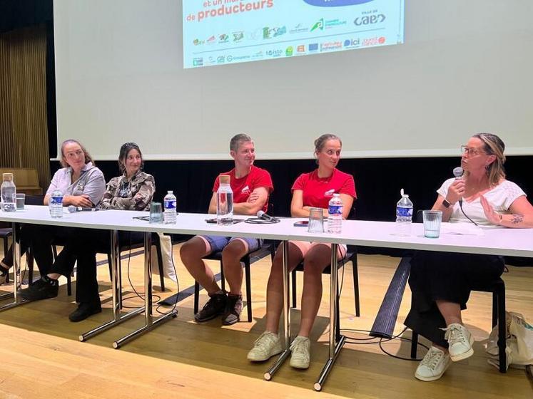 La conférence sur la place des femmes en agriculture a réuni environ 80 personnes. Preuve que le sujet intéresse. Emmanuelle Leroux, Aurélie Mournaud, Alban Brehon, Anaïs Verger et Céline Juhel ont témoigné.
