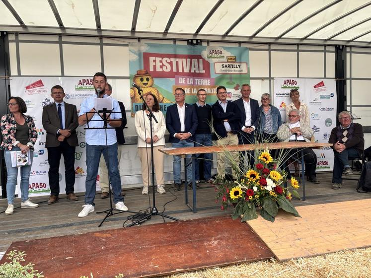 Premier discours en tant que président des Jeunes agriculteurs de la Manche pour Valentin Lecoeur devant les élus, partenaires et bénévoles.