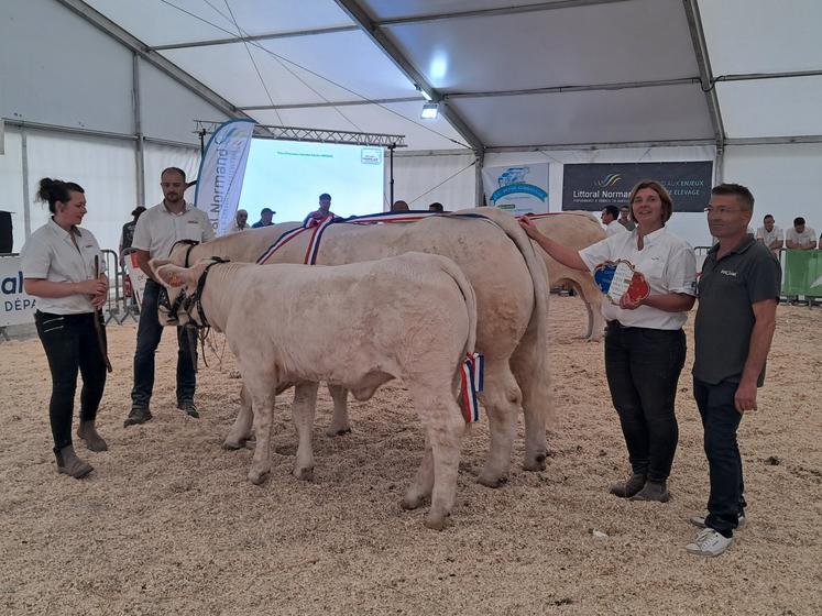 Rumba et Bimba forment le duo gagnant pour le prix d'honneur femelle adulte et le grand prix d'honneur femelle. Bravo au Gaec Maguet James, dont Delphine (à droite), présidente du syndicat départemental.