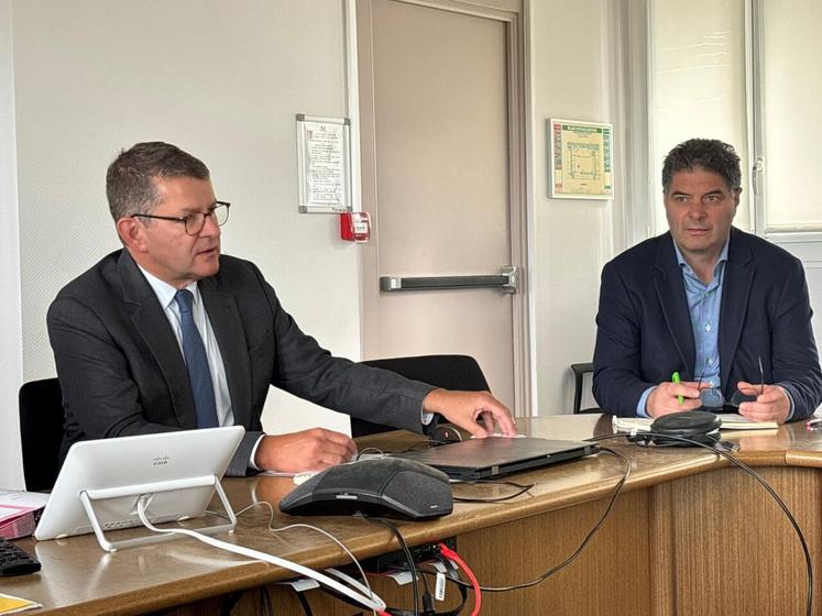 Le préfet de la Manche, Marc Chappuis et Thierry Hulmer, président du comité d'organisation de Planet'Elevage font le point sur la foire de Lessay.
