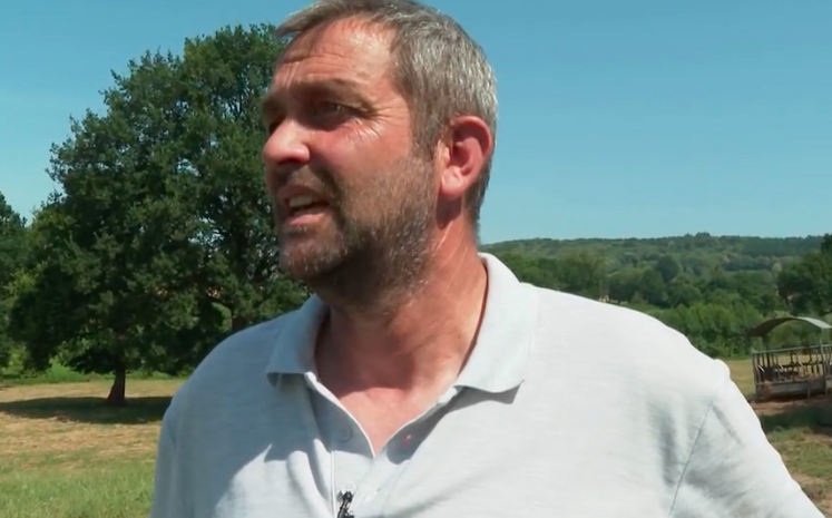 Grâce à ses stocks de fourrage de 2025, Sylvain Leménorel, éleveur dans le sud Manche, reste plus serein jusqu'à la fin de l'année.