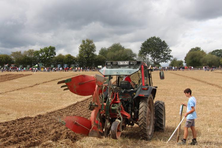 Les participants du concours de labour ont eu 2 h 10 pour réaliser le plus beau labour.