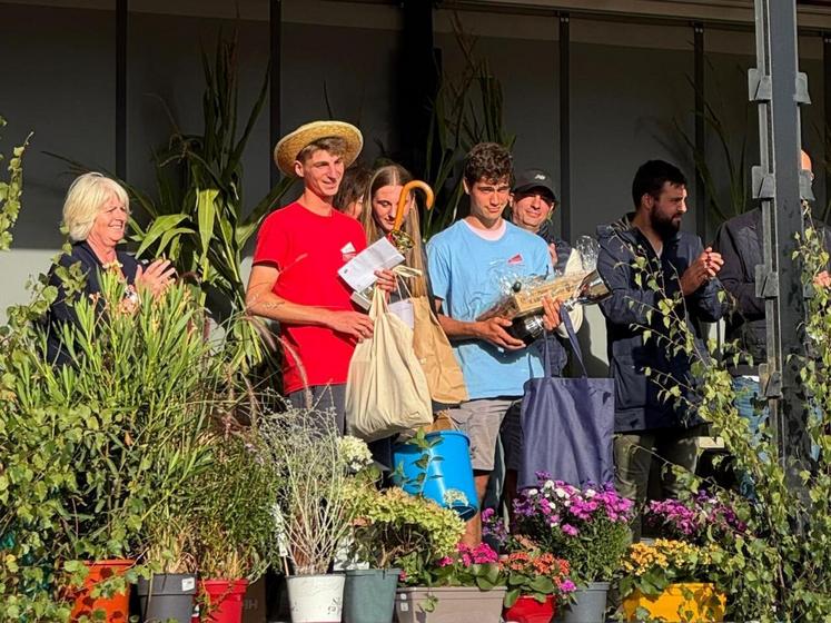 Paul Gaultier (à gauche), 18 ans, gagnant du concours de labour à Saires-la-Verrerie, pour la deuxième fois.