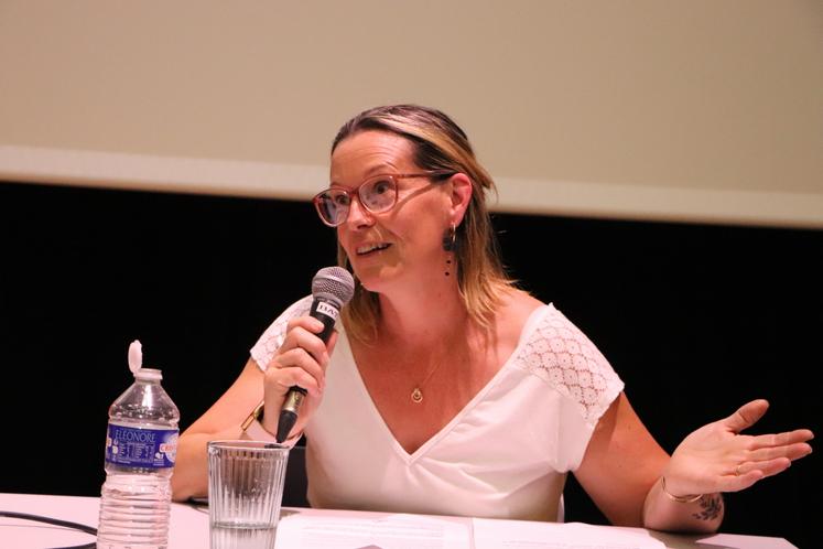 Céline Juhel, agricultrice près de Vire, a aussi fait part de son expérience, elle qui fait partie du groupe Agricultur'elles à Vire.