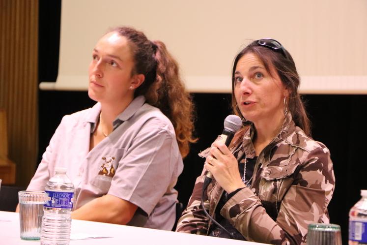 Emmanuelle Leroux et Aurélie Mournaud, toutes deux éleveuses, pendant la conférence sur la place des femmes en agriculture.