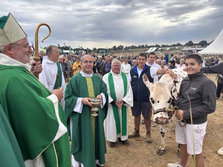 L'évêque a procédé à la bénédiction des animaux, des tracteurs et charrues lors du Festival des Jeunes agriculteurs à Sartilly-Baie-Bocage.