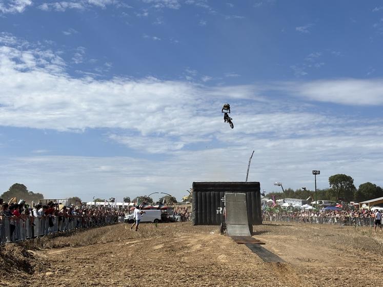 Les visiteurs avaient les yeux levés pour admirer le spectacle de motocross