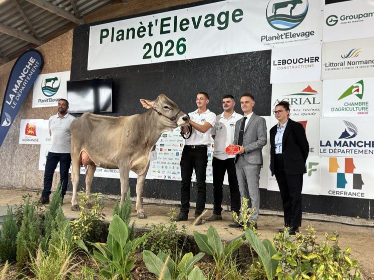 Le juge, Guillaume Moiziard, a titré Mémo Vanity, appartenant à l'EARL Leménorel, championne 2026 de Lessay.
