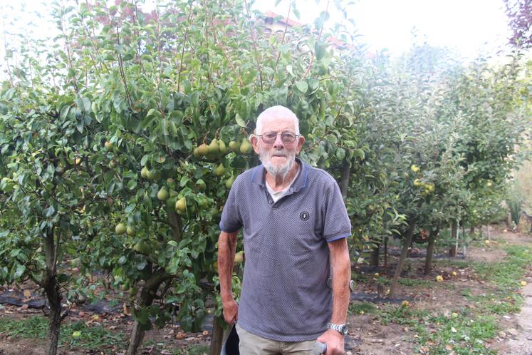 Bernard Coulon, 88 ans, ancien pépiniériste, cultive depuis 80 ans son jardin, au 35 rue de la demi-lune, à Alençon.