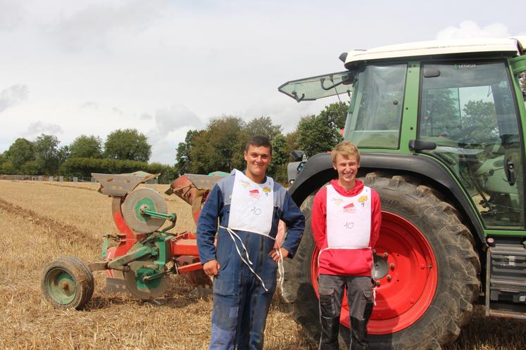 Alban, 22 ans et Théo, 16 ans, ont participé au concours de labour qui s'est déroulé dimanche 30 août à Saires-la-Verrerie.
