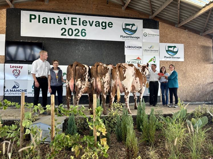 Deux prix de sections, le prix de meilleures mamelles jeunes et le collectif mamelles pour la famille Orvain d'Isigny-le-Buat.