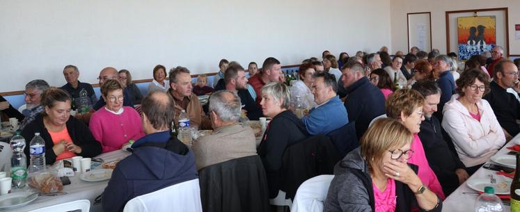 À l'issue de la marche, un repas est proposé aux participants(e)s. Plus de 80 personnes ont choisi la formule marche et déjeuner, prolongeant le moment.