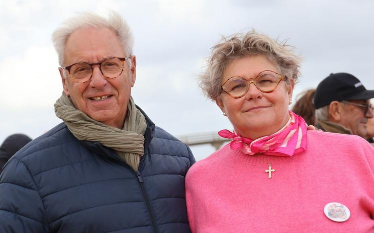 Antoine de Bellaigue, maire de Vierville-sur-Mer qui met la salle à disposition chaque année et Nathalie Lepelletier organisatrice de la marche rose des agricultrices.