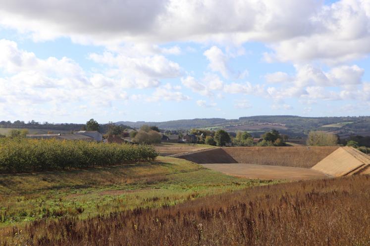 La retenue collinaire permettra à Samuel Courvallet d'alimenter l'irrigation de ses vergers.