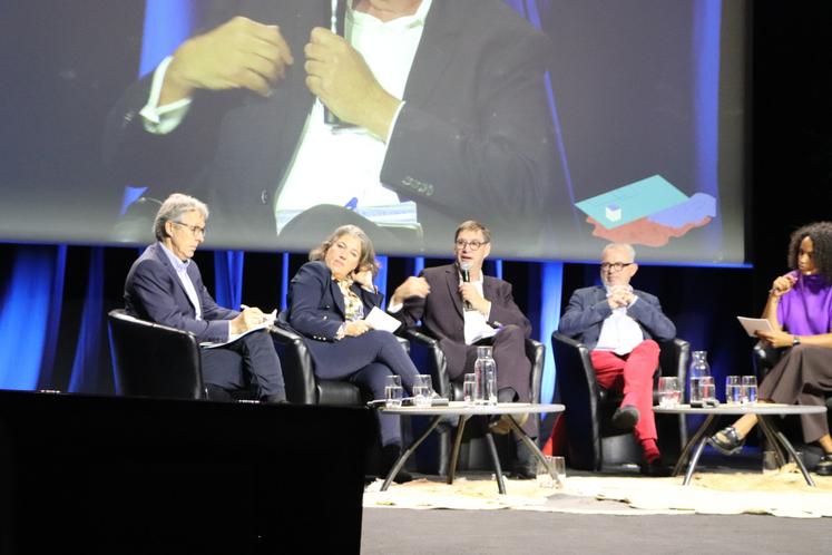 "Sur le sol vivant, nous sommes au balbutiement des connaissances", indique Sébastien Windsor (Chambres d'agriculture), avec Jérôme Mousset (Ademe), Sonia de La Provôté (Fnau) et Pascal Allizard (ancien sénateur).