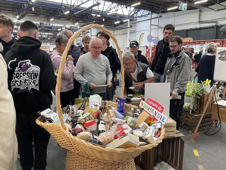 Concentration maximale pour estimer le juste poids de ce panier gourmand et tenter de remporter huit produits des producteurs Saveurs de Normandie.