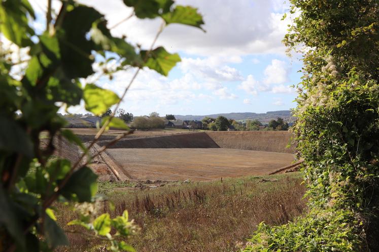 "Nous devons travailler sur les excédents hivernaux. [...] Il faut chercher à mieux les utiliser", déclare le président de la Chambre d'agriculture. Ici, une retenue collinaire récemment édifiées au sud de Caen.