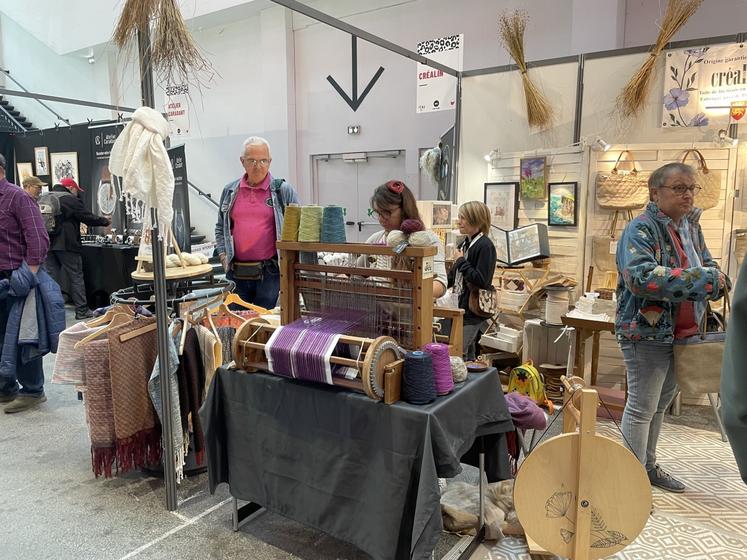 Créalin (Pays de Caux) faisait de la démonstration de tissage en direct.