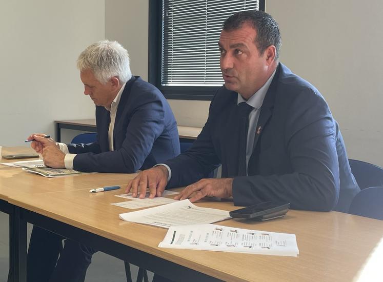 Seuls Joël Bruneau, député de la première circonscription du Calvados, et Christophe Blanchet, député de la quatrième circonscription et vice-président de l'Assemblée nationale, ont fait le déplacement, lundi 5 octobre 2026.