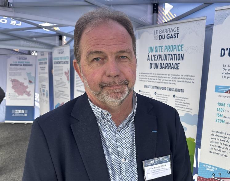 "Demain, les gens vont se nourrir de ce qu'ils voient défiler sur leur téléphone ? Ou des productions agricoles qui auront parfois besoin d'être irriguées ?" demande Jean-Yves Heurtin.