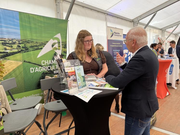 Tout au long du congrès des maires, Claire Lamare, cheffe de projets territoriaux de la Chambre d'agriculture, aux côtés de Anita Durand, et Nadège Mahé, secrétaire générale, ont évoqué le service Terralto, service de territoire de la Chambre d'agriculture à destination des élus.