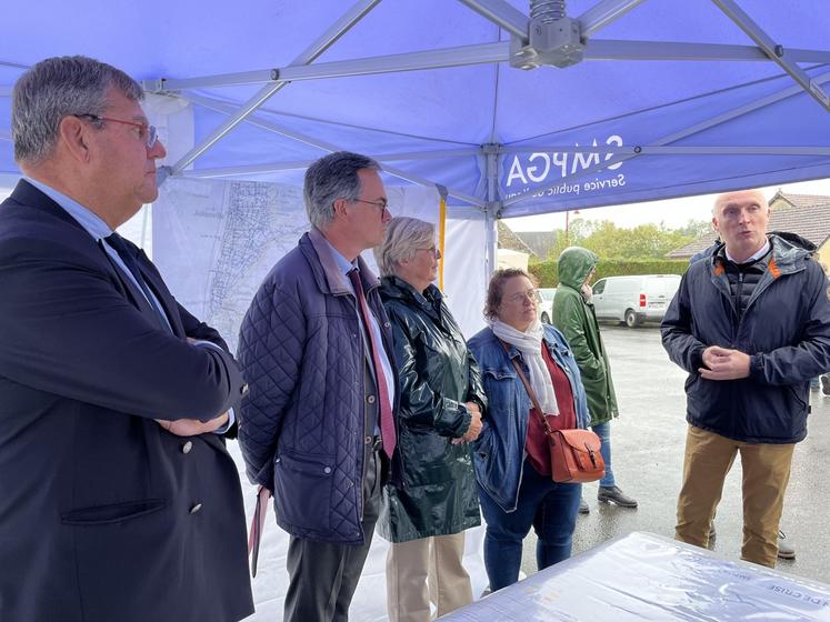 Xavier Graff, maire de Jullouville, Philippe Brugnot, secrétaire général de la préfecture de la Manche, Patricia Le Breton-Allain, maire de Carolles, l'ARS et Yves Taiilebois, président du SMPGA, font le point sur l'opération de crise conduite pendant trois jours.