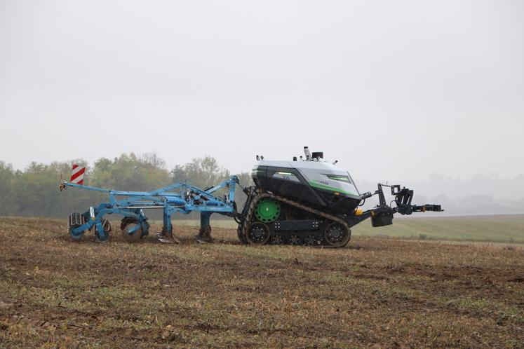 L'AgBot peut être utilisé pour déchaumer, passer la herse rotative, semer, labourer ou encore broyer et même faucher. Pas d'épandage, de pulvérisation ou de travaux de récolte en revanche.