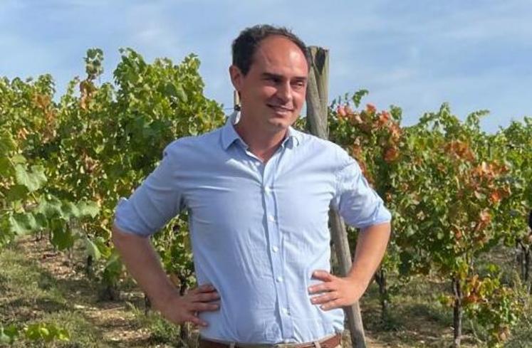 Etienne Fournet a fait visiter le domaine viticole à Hervé Morin, président de la Région Normandie.