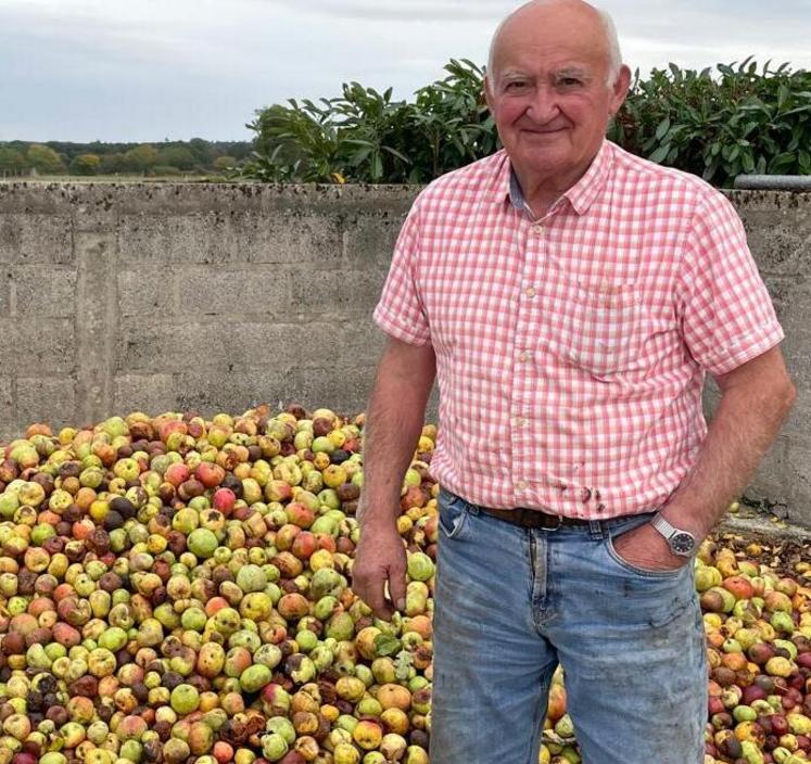 Installé depuis 1972, Michel Breton subit une année "désastreuse" sur la récolte de ses pommes. Seule l'année 1976 avait été plus terrible pour l'activité cidricole : "il n'y avait aucun fruit dans les arbres cette année-là".