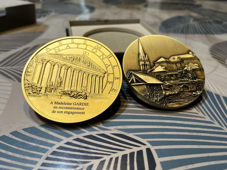 Au-delà de la médaille de la ville, Madeleine Gardie a reçu également la médaille de l'Assemblée nationale des mains du député Philippe Gosselin.