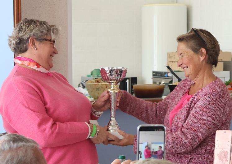 Une coupe a été remise par Sarah Cardon à Nathalie Lepelletier, de la part de la Chambre d'agriculture pour saluer l'initiative et son engagement en faveur de la marche rose.