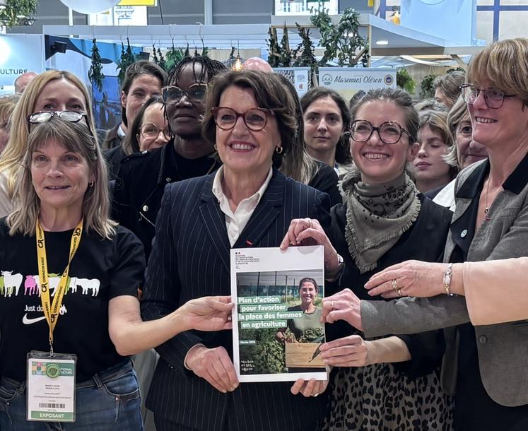 Le plan national pour favoriser la place des femmes en agriculture lancé lors du Salon de l'agriculture 2026, par la ministre Annie Genevard.